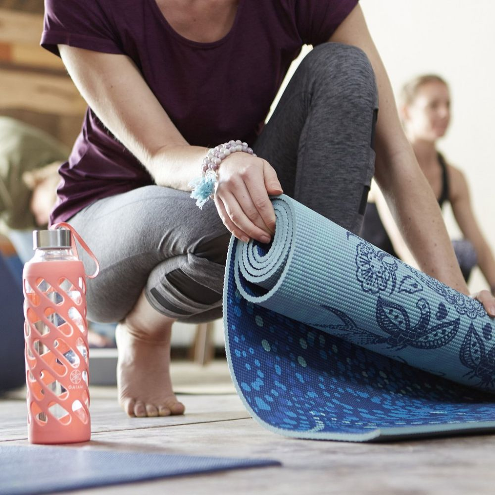 HYDRO GlassGuard. Elegant BPA-free glass bottle with protection and convenient lid.